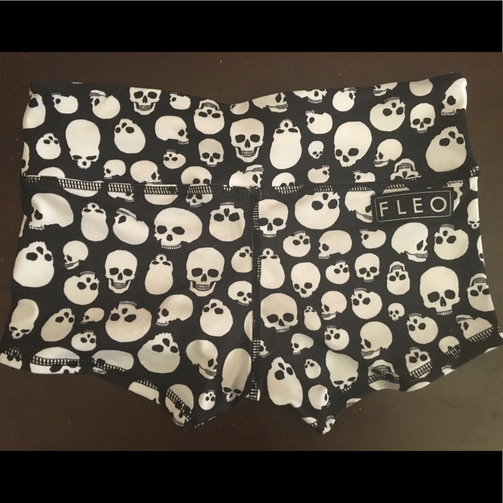 Small Fleo B&W skulls